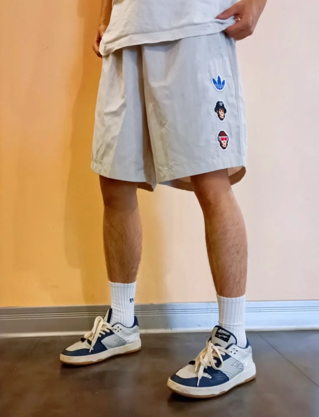 No watermark upper body renderings 𝟬𝟱𝟰𝟰𝟵# Exclusive real shot/difference between various stolen pictures and online version on the market [Adidas joint model for men and women Same Style𝗔𝗱𝗶𝗱𝗮𝘀/Adidas clover 𝘅 𝗠𝗼𝗻𝗸𝗲𝘆 𝗞𝗶𝗻𝗴𝗱𝗼𝗺 Joint Series 𝗪𝗼𝘃𝗲𝗻 𝗦𝗵𝗼𝗿𝘁𝘀】 Embroidered 𝗟𝗼𝗴𝗼 Drawstring Lace-Up casual sports casual shorts ✅Full set of 1:1 customized accessories ➕Customized three-label ➕𝗬𝘂𝗮𝗻 version hang tag ➕𝗹𝗼𝗴𝗼 packaging bag🔥 ➕Scan the tag to enter the official website. ✅The top version, worn by many bloggers on Xiaohongshu ins. 💥Excellent woven fabric, smooth to the touch, quick-drying, perspiration-wicking, lightweight, breathable, anti-wrinkle, highly elastic and non-deformable, making the upper body super stylish and cool. Very comfortable in the hot summer! ✅Simple and atmospheric! Ordered from a major factory, the three standards are complete. Both the fabric and workmanship details are absolutely top-notch. The three-dimensional tailoring makes the upper body appear slimmer. In the hot and long summer, it is strongly recommended that you have two, it is a must buy! Size: S.M, L, XL, Color: Black, White